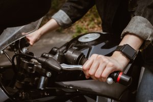 ¿Qué ocasionó el accidente de motocicleta?