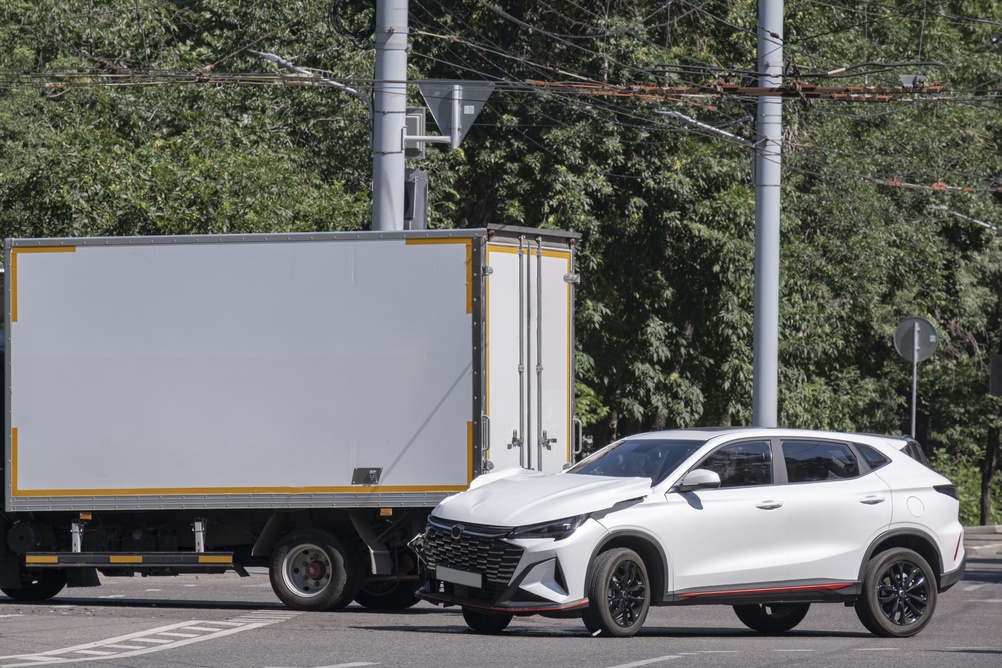 Damage to the front end of an SUV after an underride accident
